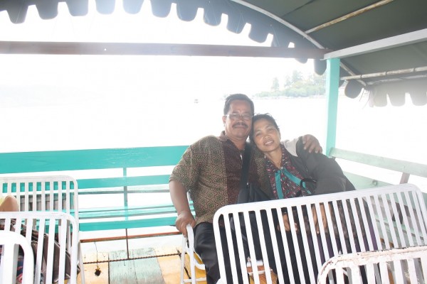 Nih, emak bapak waktu travelling ke Danau Toba. Berasa honeymoon lagi ye..